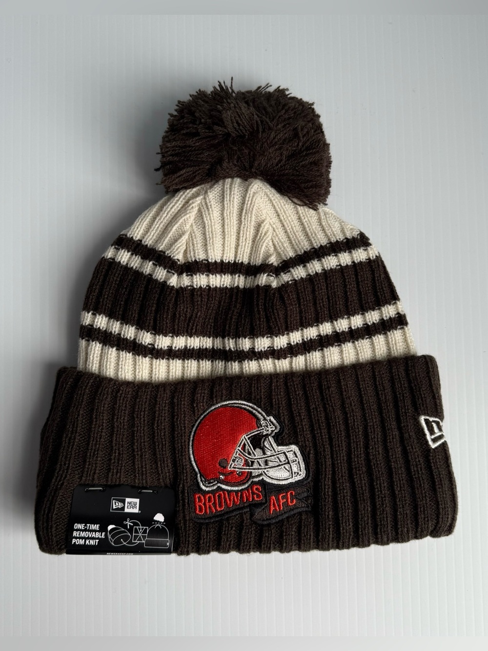 NWT New Era Cleveland Browns Brown Cream Cuffed Knit Sideline Pom Beanie Hat Cap